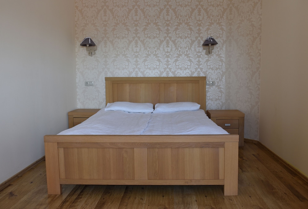 Basic Double Room, 1 King Bed, Non Smoking photo 3