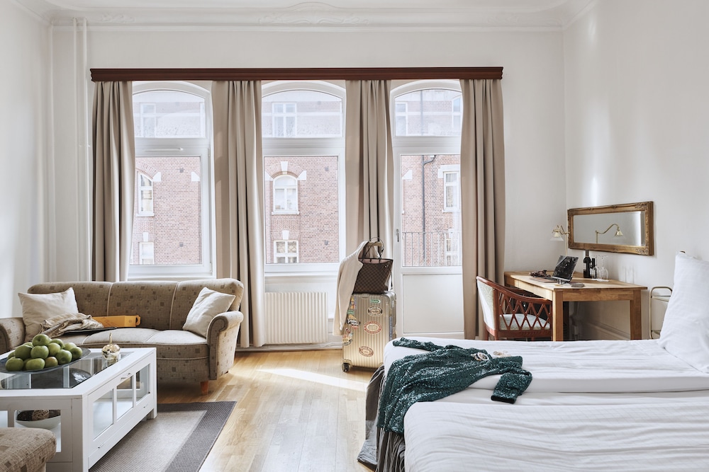Standard Double or Twin Room - Photo 10