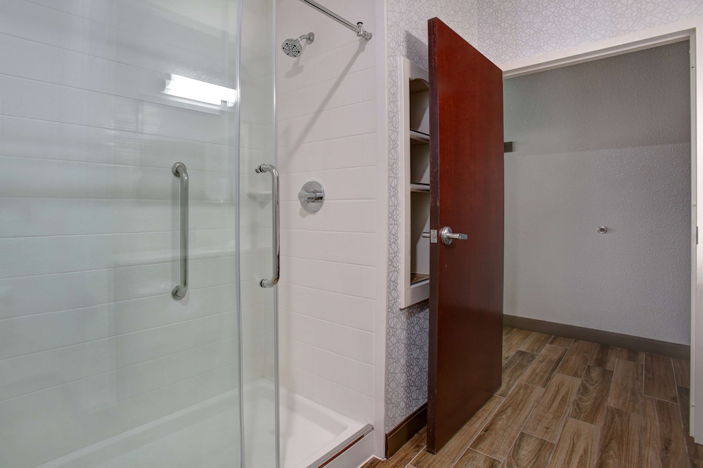Room, 1 King Bed, Accessible (Hearing) - Photo 4