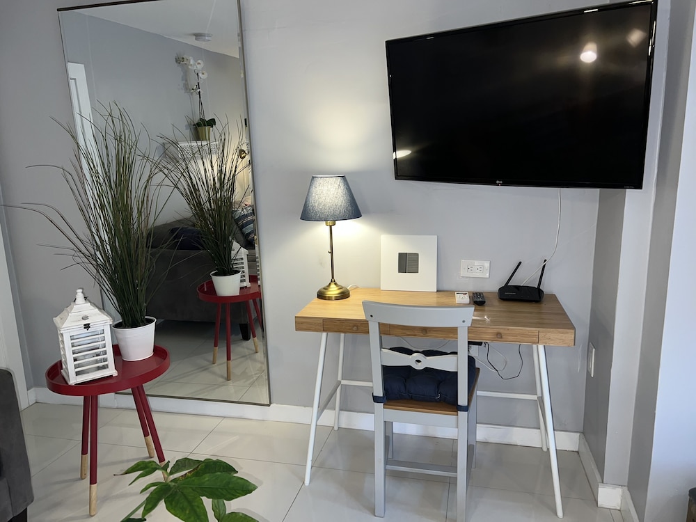 Relaxing Studio with Patio, 1 King bed, non smoking   (no  pool access) photo 3