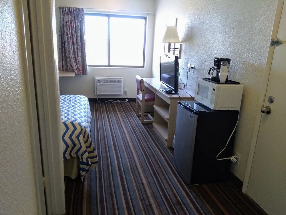 Standard Single Room, 1 Queen Bed, Non Smoking, Private Bathroom photo 3
