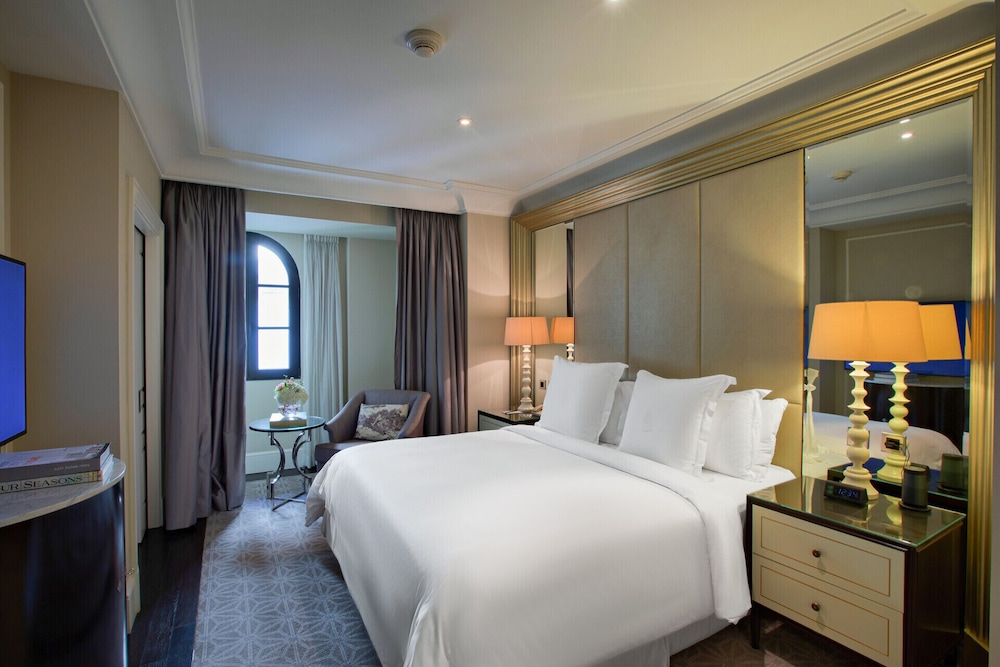 Executive Suite, 1 King Bed, Non Smoking, City View - Photo 3