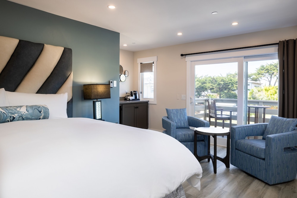 Standard Room, 1 King Bed, Partial Ocean View (Moss Beach)