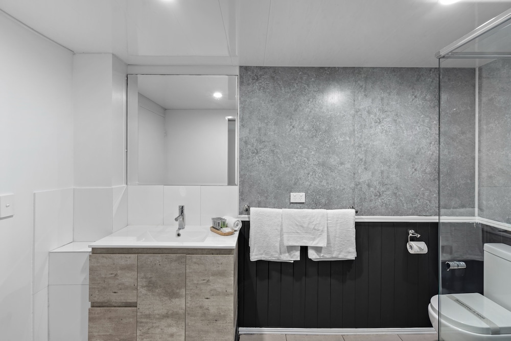 Deluxe Suite, 2 Bedrooms, Kitchenette thumbnail 6