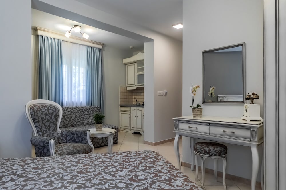 Basic Studio, 1 Queen Bed With Sofa Bed, Non Smoking