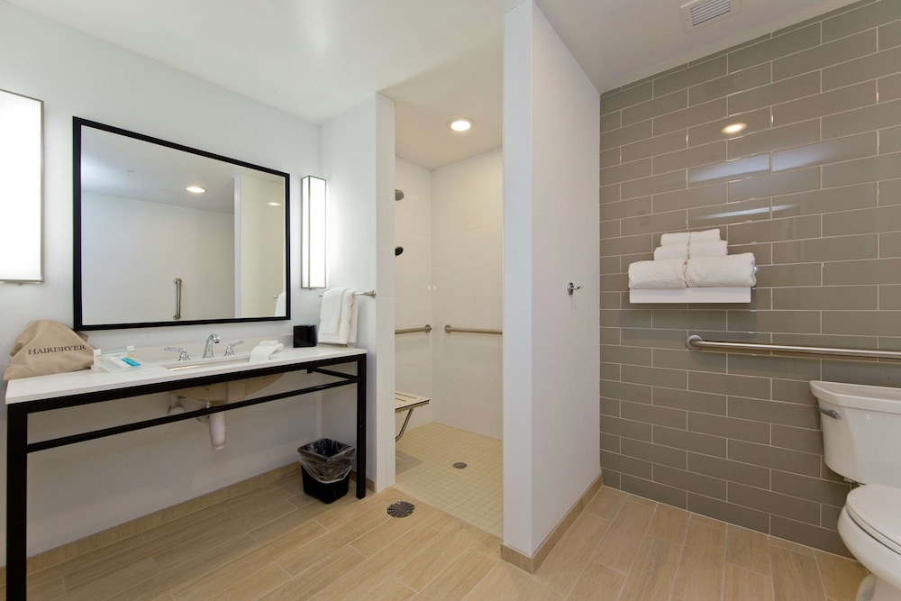 Room, 1 King Bed, Accessible (Roll-in Shower) photo 3