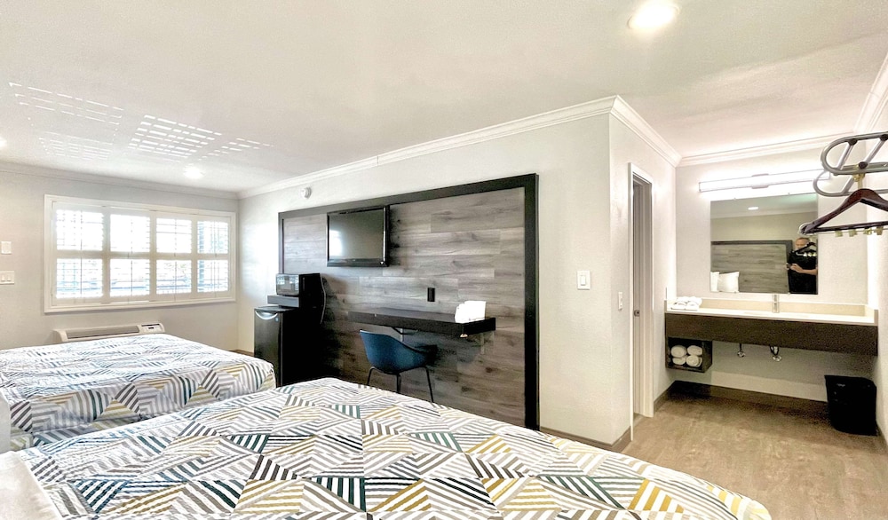 Standard Room, Multiple Beds, Non Smoking, Refrigerator & Microwave
