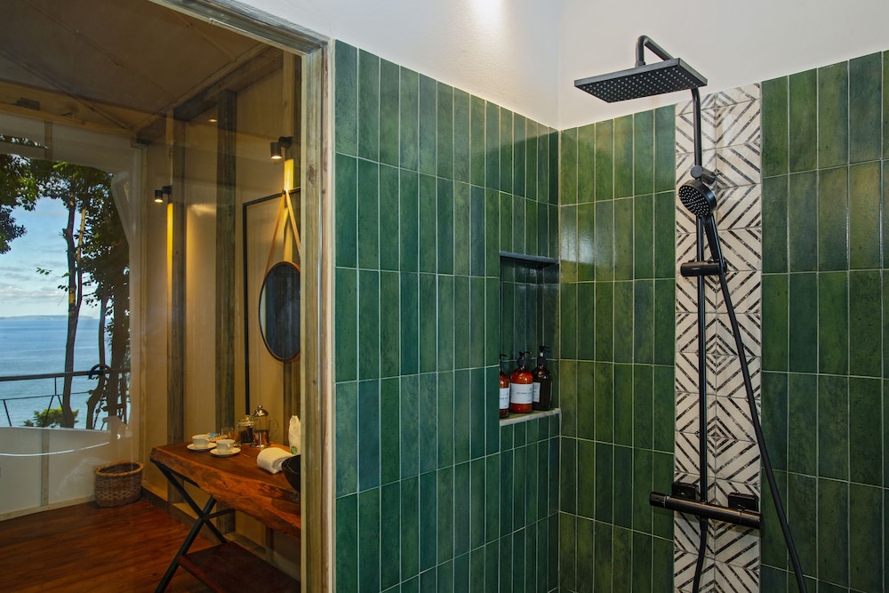 Oceanview Tree House Bungalow photo 2