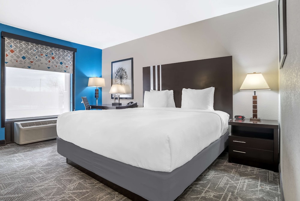 Standard Room, 1 King Bed, Accessible, Refrigerator & Microwave photo 2