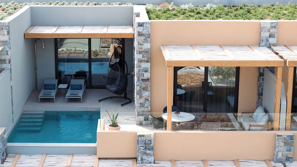 Family Retreat with Private Pool - Sea View - Photo 1