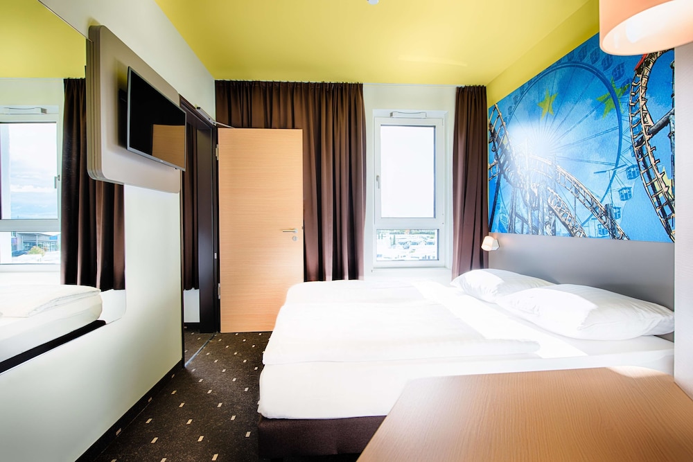 Quadruple Room thumbnail 5