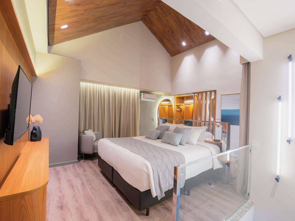 Superior Suite (1 King + 2 Single Beds or 1 King Bed)