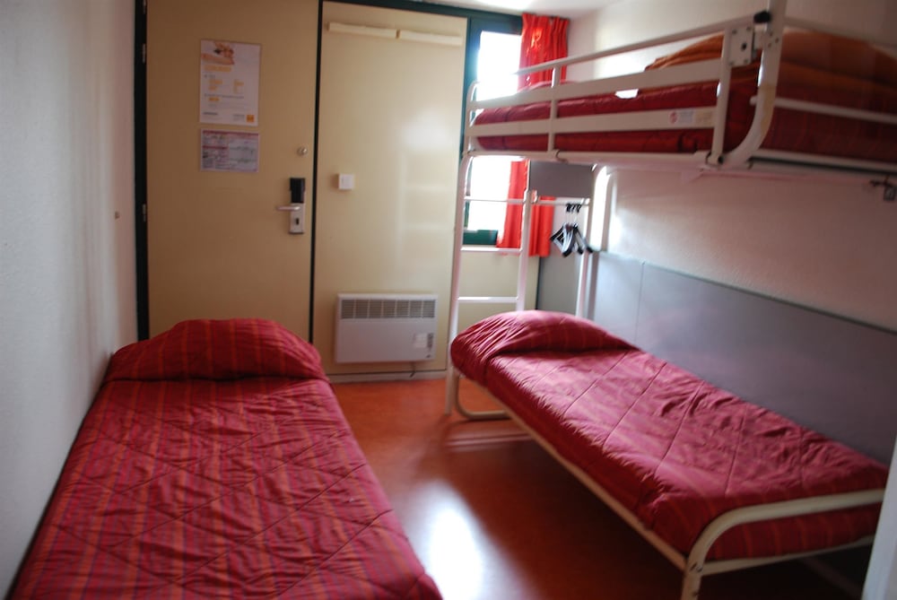 Standard Room, 3 Twin Beds - Photo 7
