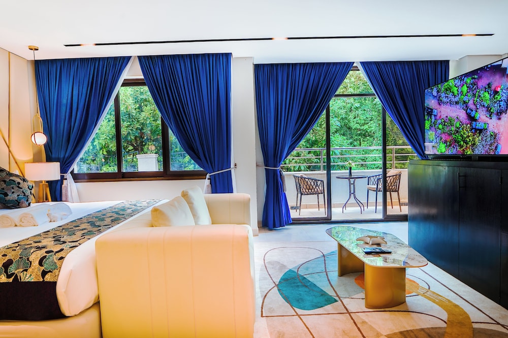Luxury Penthouse, Lake View