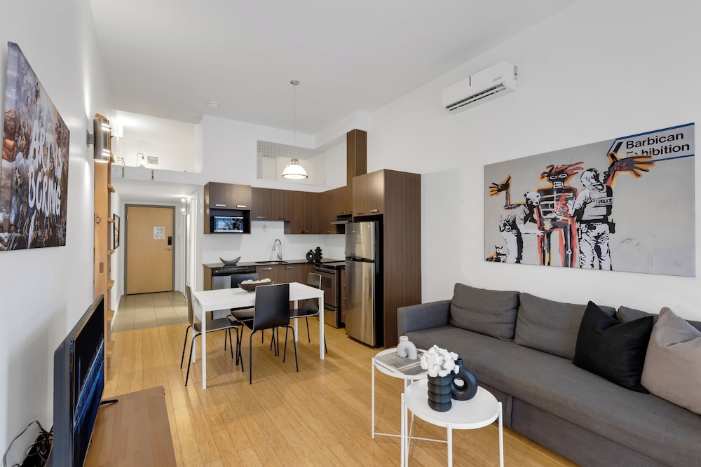 Deluxe Studio, 1 Queen Bed with Sofa bed, City View, Mezzanine (The Main 202)