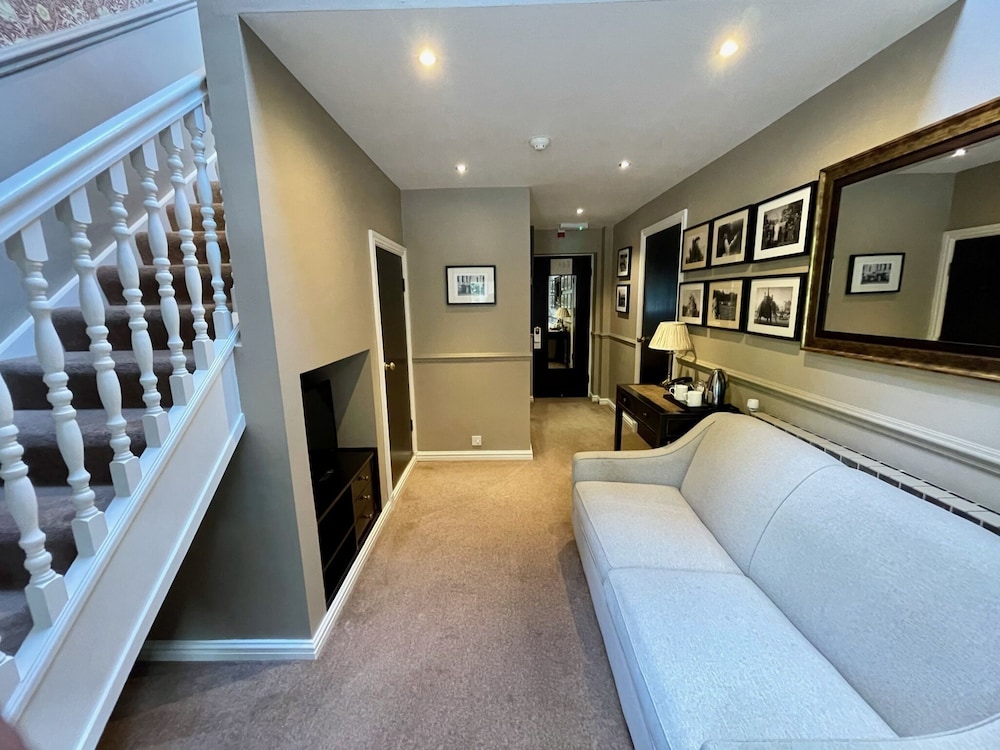 Executive Suite - Photo 5