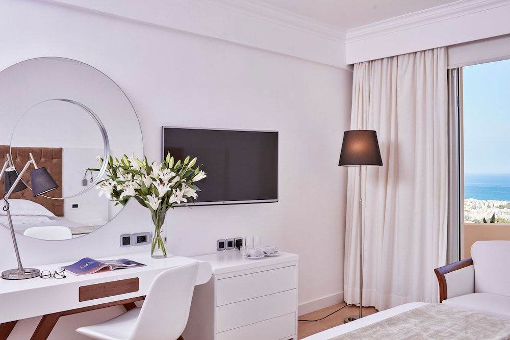 Standard Double or Twin Room, Partial Sea View - Photo 4