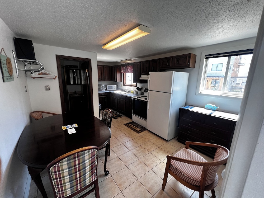 Queen Bed Full Kitchen (Steps Required) photo 2
