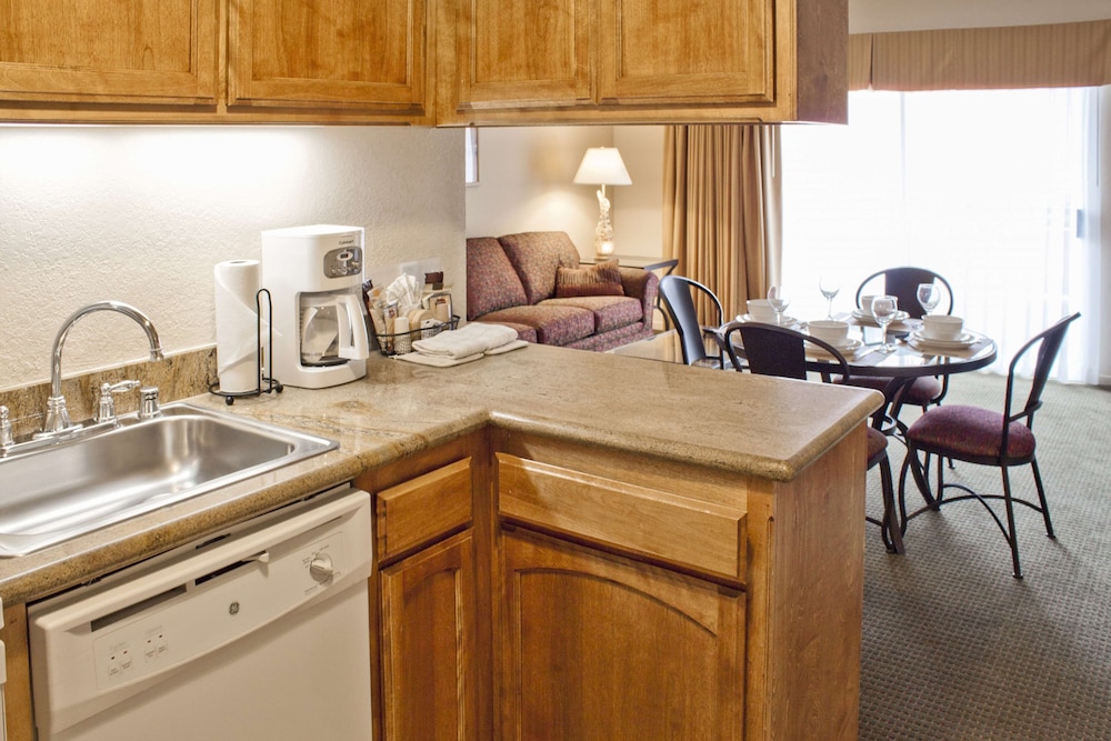 2 BEDROOM 1 KING 2 DOUBLES SUITE WITH BALCONY - Photo 5