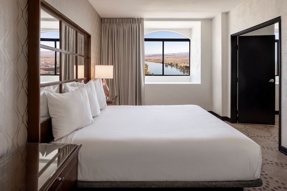 North Tower Vista Suite King Non-Smoking (Newly Renovated) - Photo 1