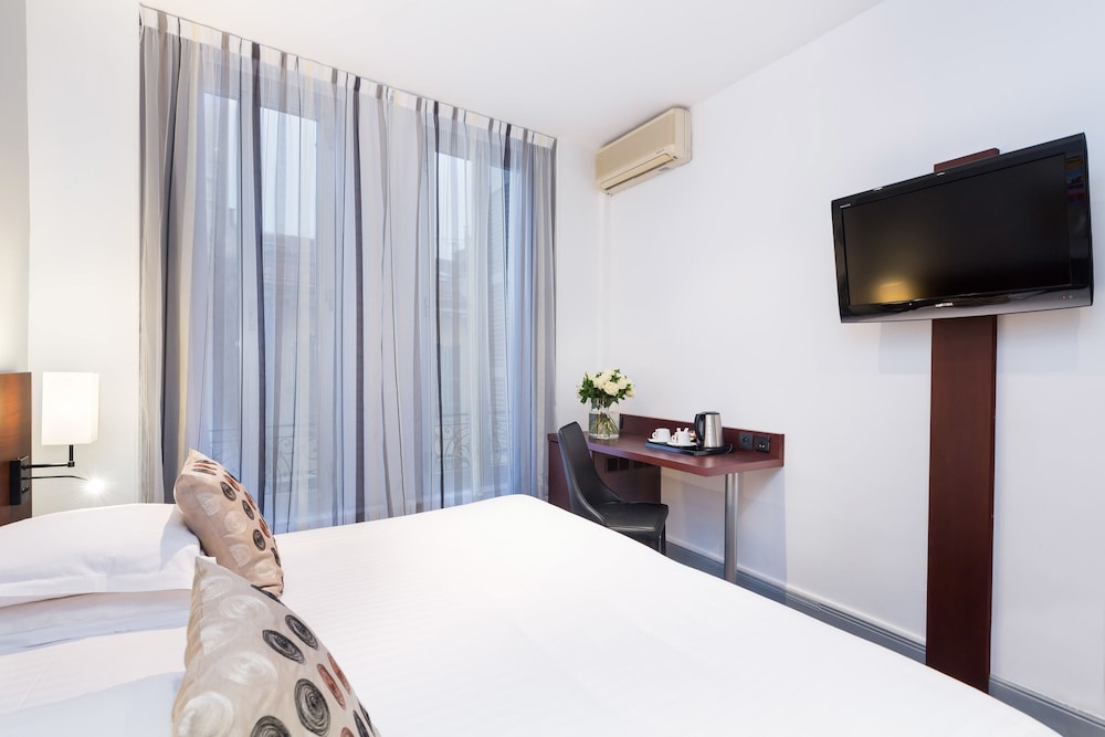 Deluxe Room, 1 King Bed, Non Smoking (Larger Room) - Photo 4