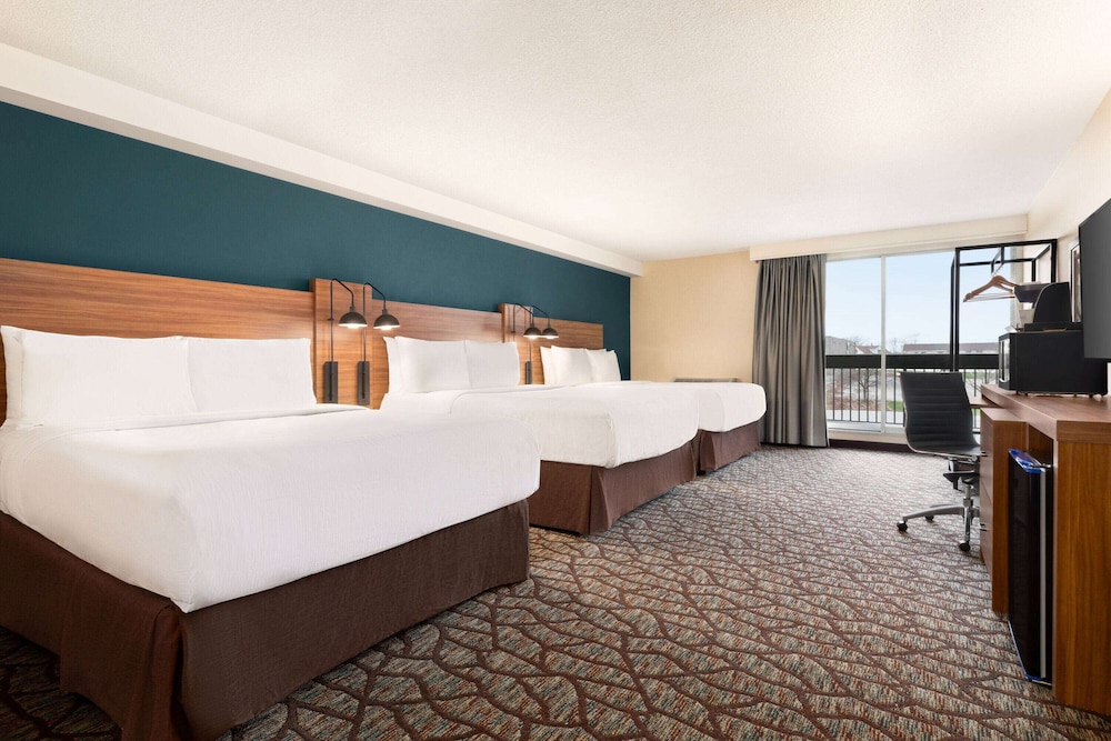 Deluxe Room, Multiple Beds, Balcony, City View (Tower B) photo 1