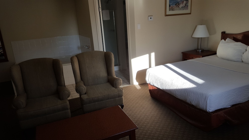 Room, 2 Queen Beds - Photo 4