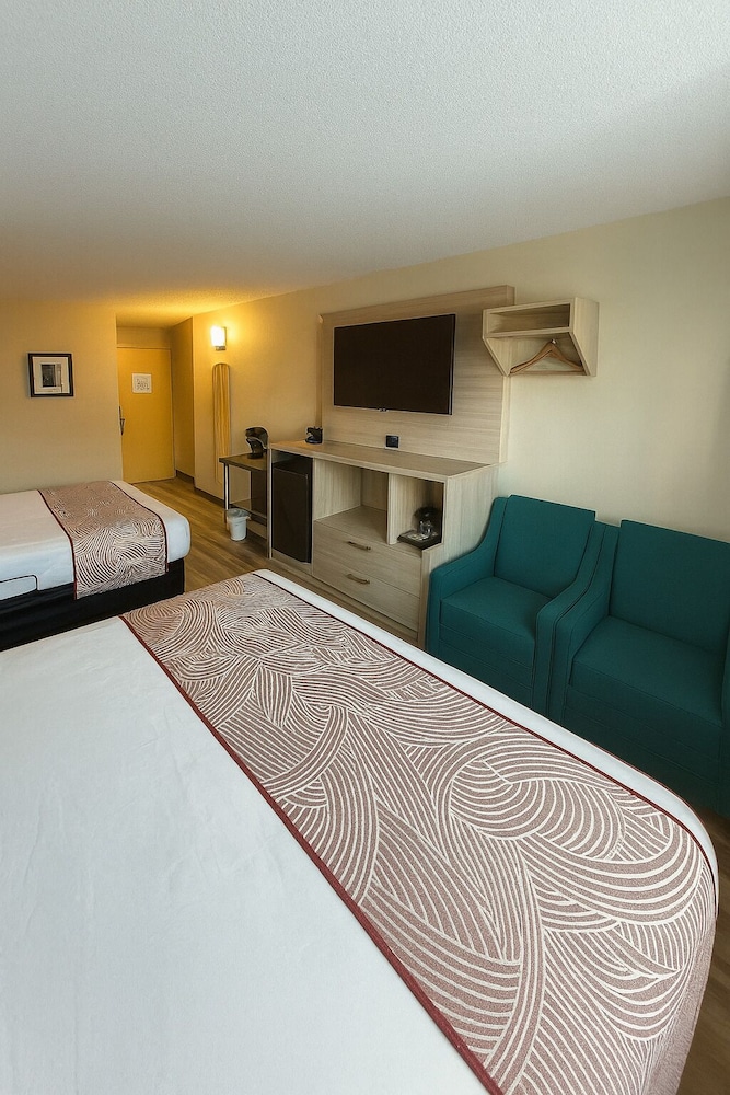 Deluxe Double Room, Multiple Beds photo 2