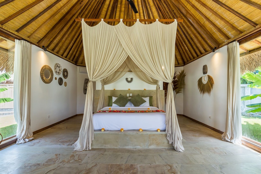 Exclusive Room, 1 King Bed, Pool View photo 3