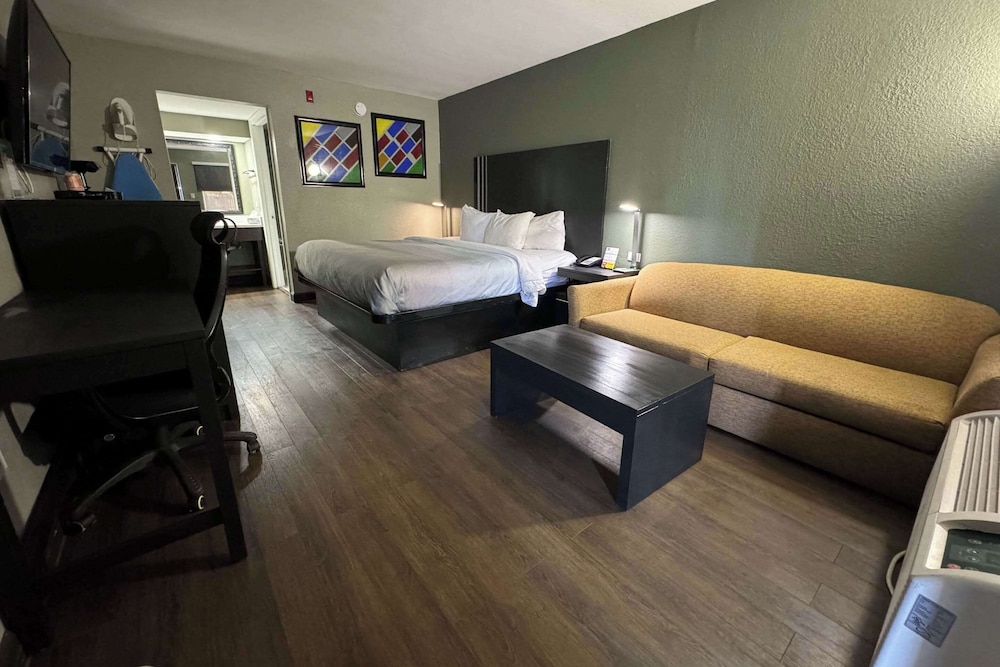 Suite, 1 King Bed with Sofa bed - Photo 1