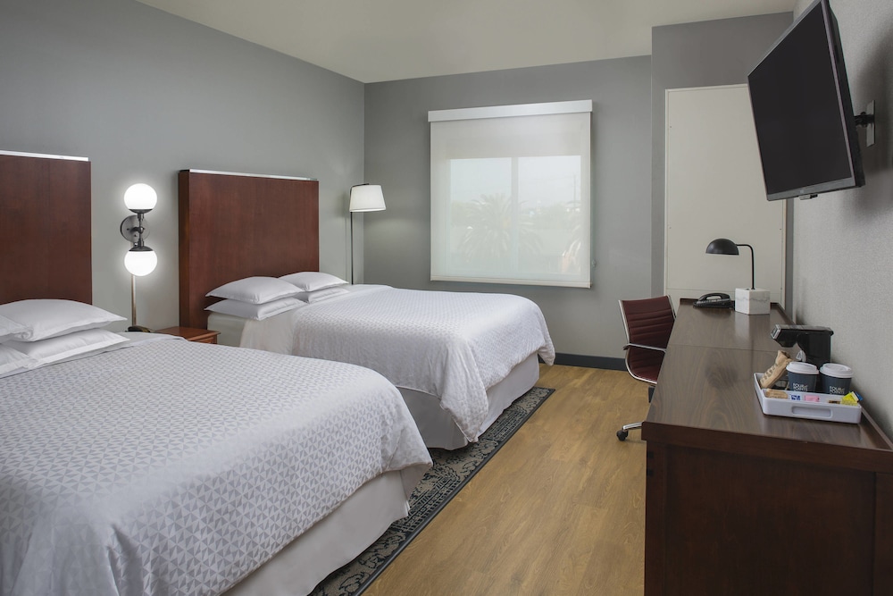 Room, 2 Queen Beds (Mobility Accessible, Roll-In Shower)