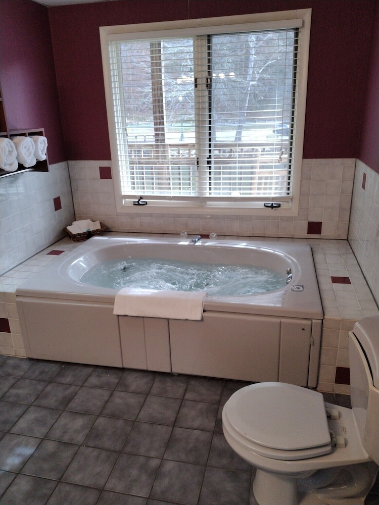 Comfort Single Room, 1 King Bed, Jetted Tub photo 3