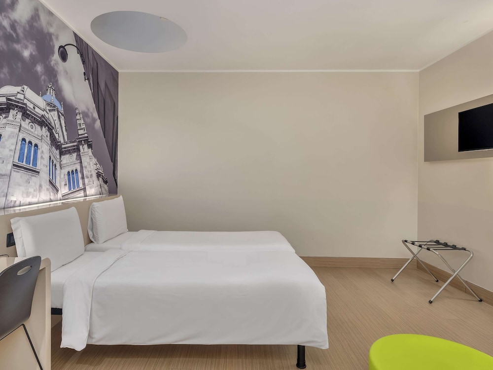 Economy Twin Room, Non Smoking thumbnail 6