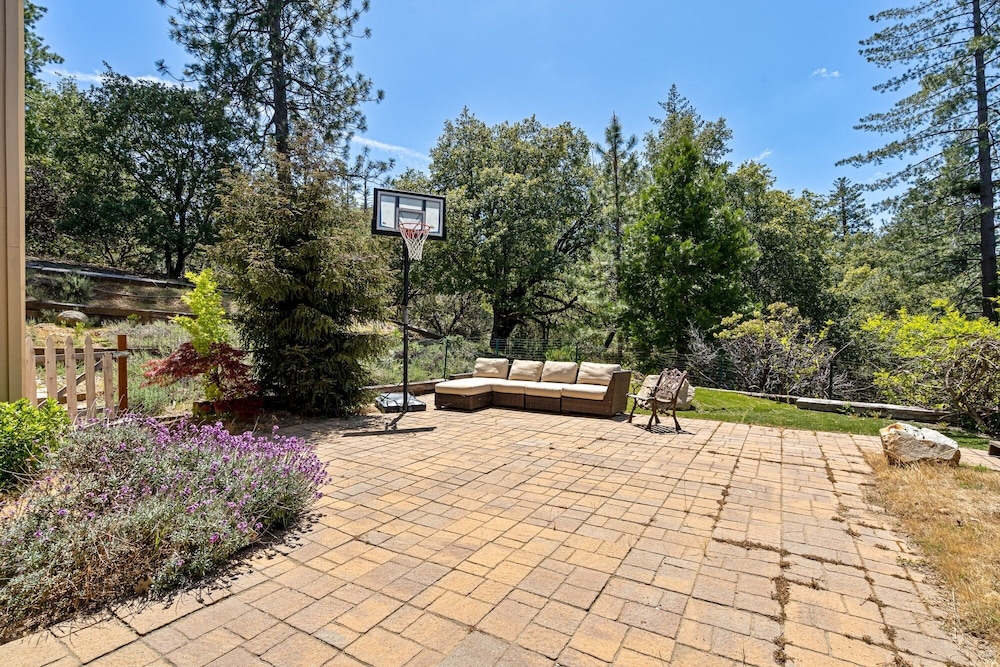 House, 6 Bedrooms photo 2