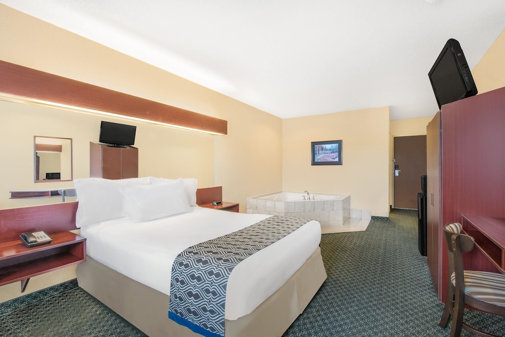 Suite, 1 Queen Bed, Hot Tub - Photo 1