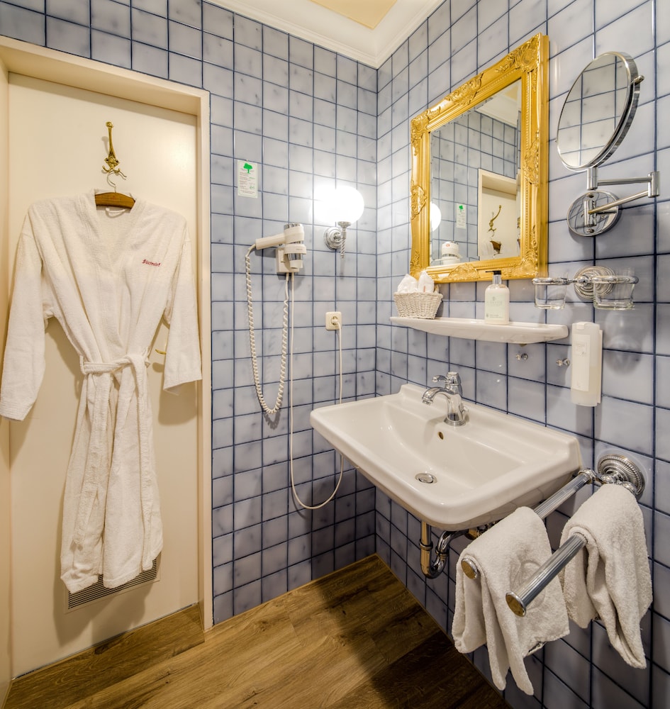 Standard Double Room - Photo 17