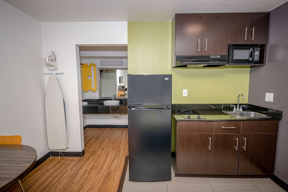 Deluxe Room, 1 King Bed, Non Smoking, Kitchenette - Photo 4