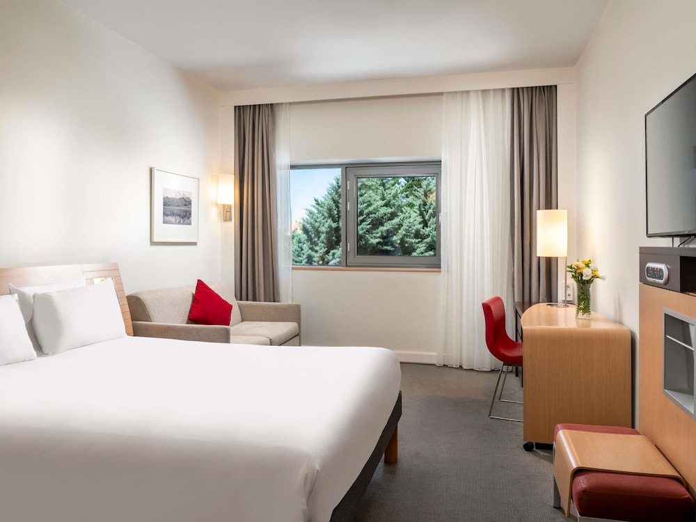 Superior Room, 1 Queen Bed with Sofa bed - Photo 4