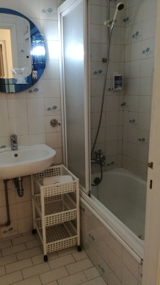 Classic Quadruple Room - Photo 4