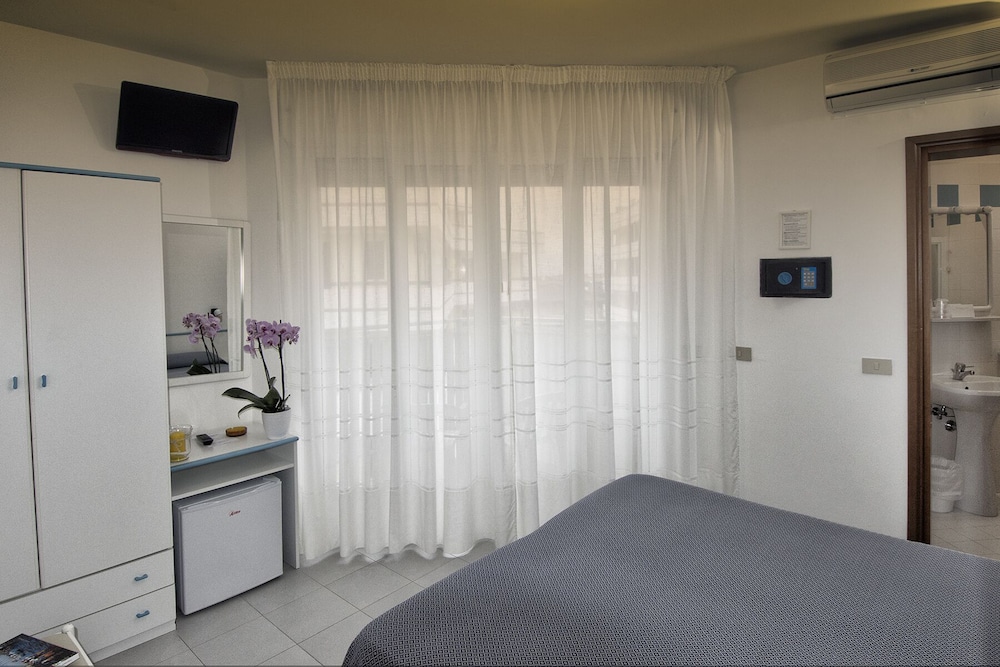 Economy Double Room photo 2