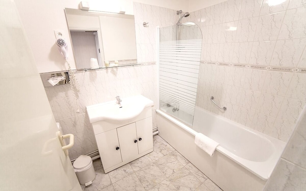 Standard Twin Room, 1 Bedroom, Private Bathroom photo 2