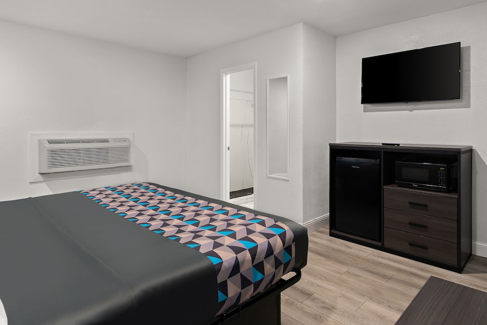 Standard Room, 1 King Bed, Smoking photo 3