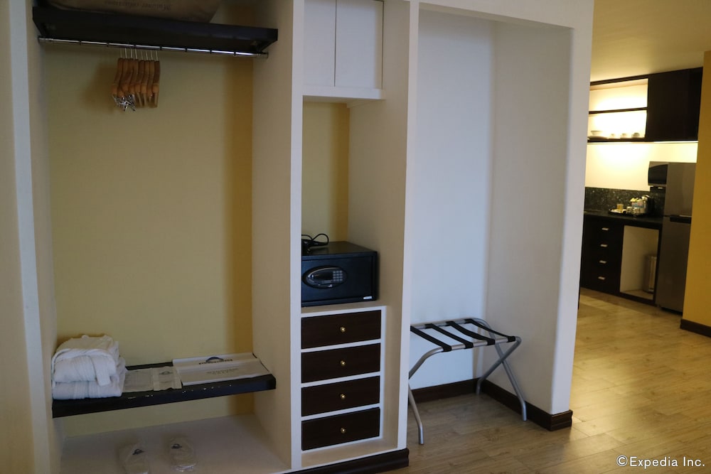 Suite, 1 King Bed, Non Smoking - Photo 6