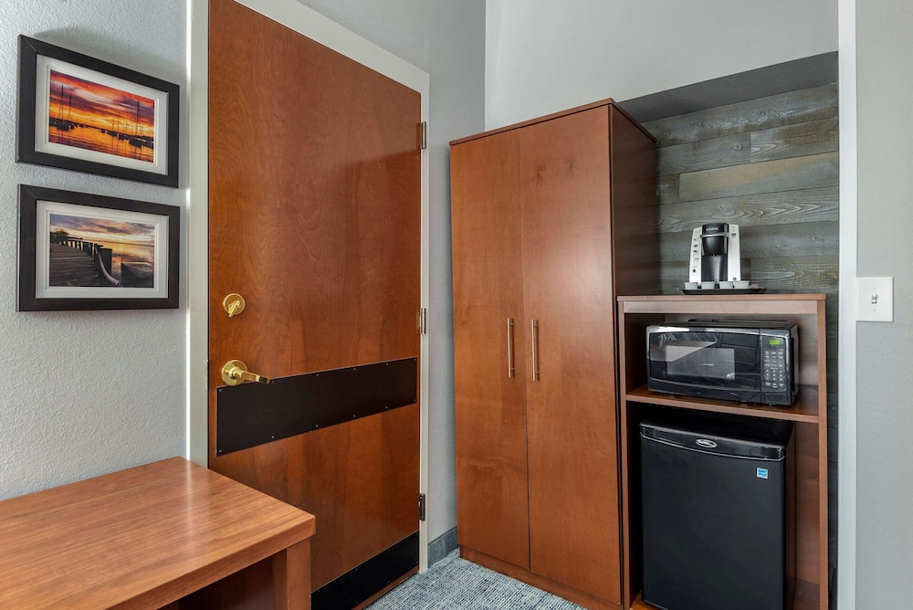 Suite, Non Smoking (2 Queen Beds with Sofabed) - Photo 3