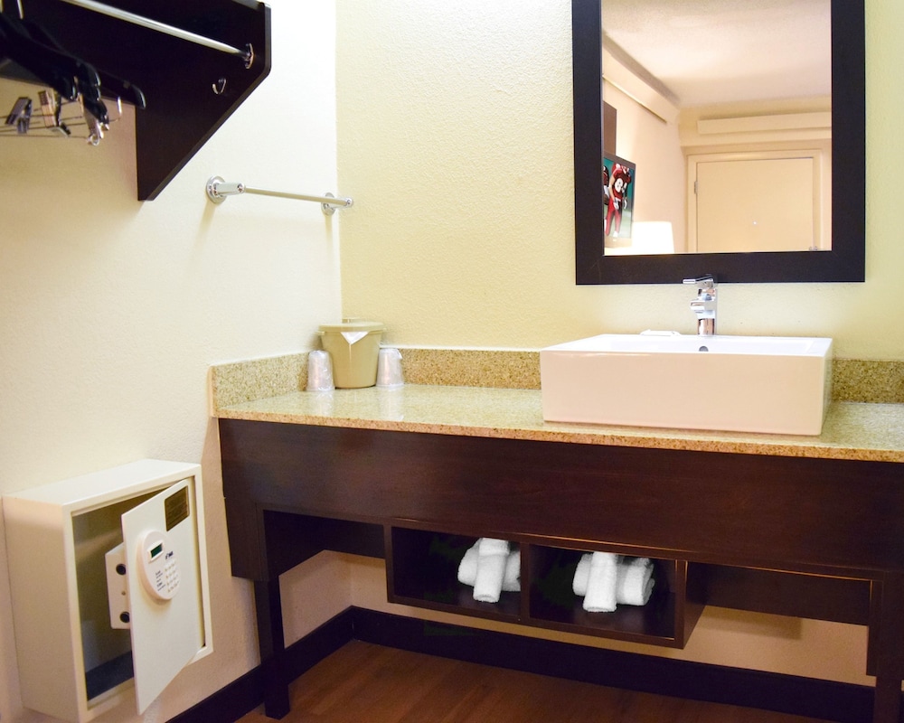 Superior Room, 1 King Bed (Smoke Free) - Photo 10
