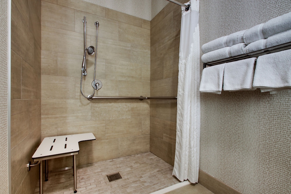 Standard Room, 1 King Bed, Accessible (Communication, Accessible Tub) - Photo 5