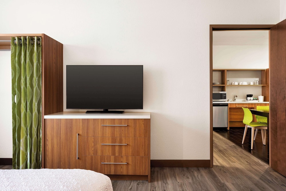 Suite, 1 King Bed - Photo 3