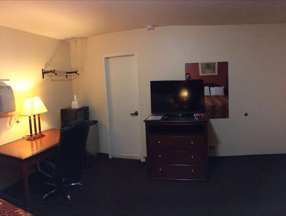 Basic Room, 1 King Bed, Non Smoking photo 2