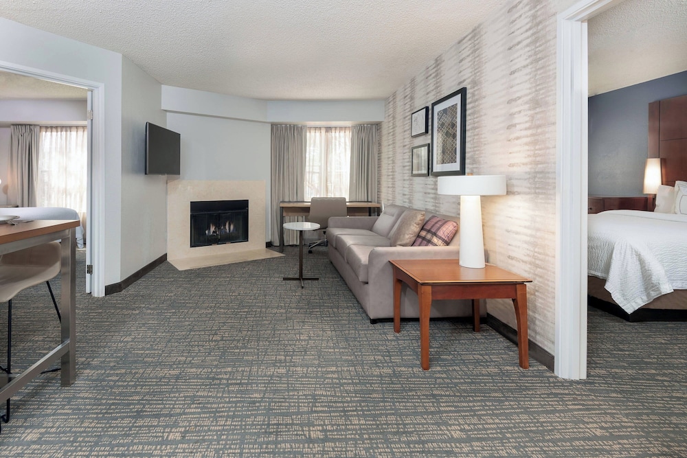 Suite, 2 Bedrooms, Smoking, Fireplace (Mobility/Hearing Access, Roll-in Shwr) - Photo 1