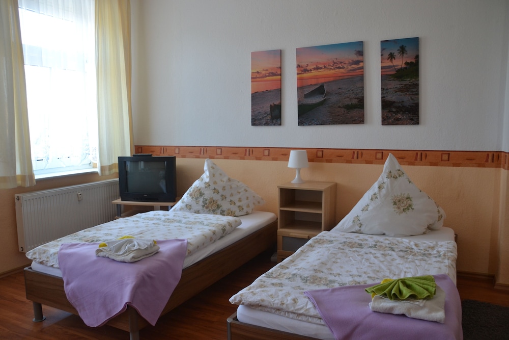 Twin Room, Shared Bathroom - Photo 1